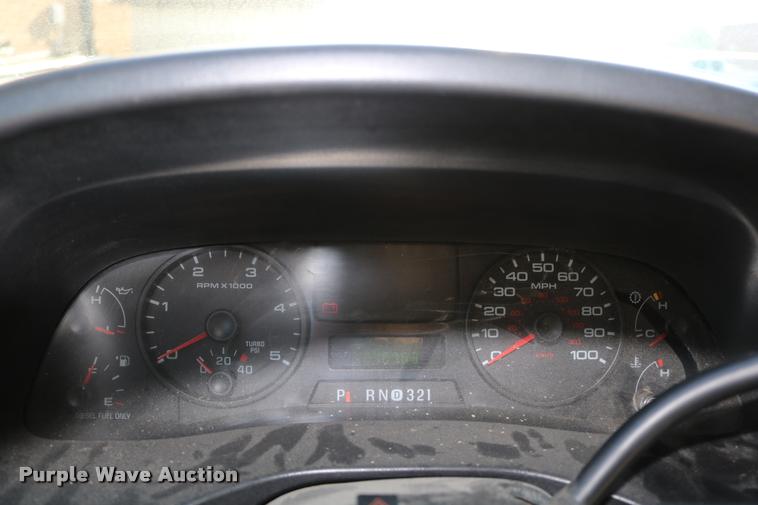 image for item DD0198 2006 Ford F350 Super Duty Crew Cab flatbed pickup truck