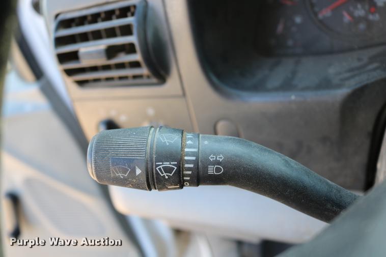 image for item DD0198 2006 Ford F350 Super Duty Crew Cab flatbed pickup truck