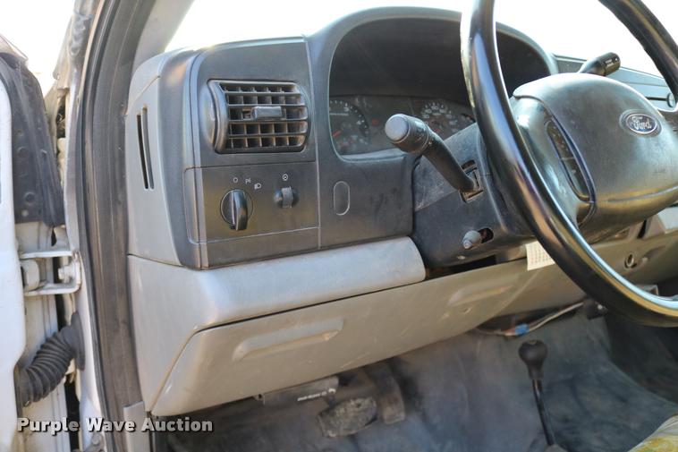 image for item DD0198 2006 Ford F350 Super Duty Crew Cab flatbed pickup truck