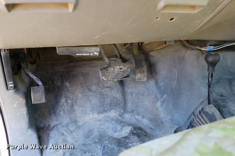 image for item DD0198 2006 Ford F350 Super Duty Crew Cab flatbed pickup truck