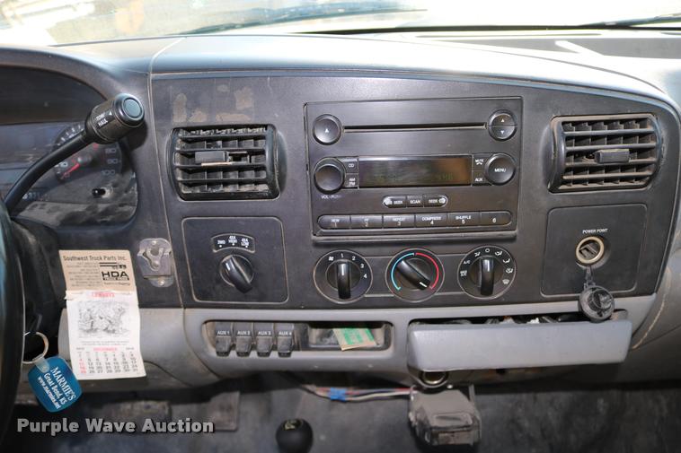 image for item DD0198 2006 Ford F350 Super Duty Crew Cab flatbed pickup truck