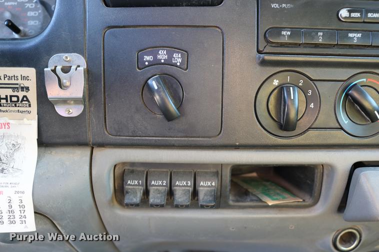 image for item DD0198 2006 Ford F350 Super Duty Crew Cab flatbed pickup truck