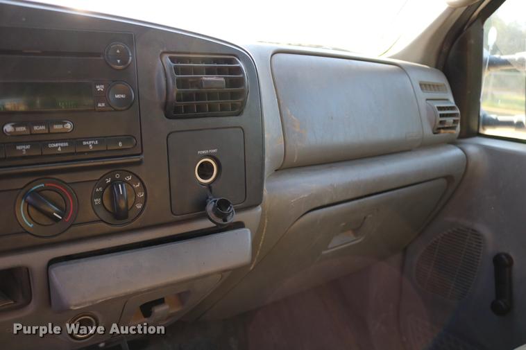 image for item DD0198 2006 Ford F350 Super Duty Crew Cab flatbed pickup truck