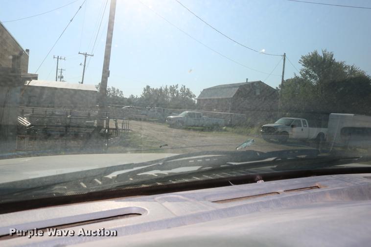 image for item DD0198 2006 Ford F350 Super Duty Crew Cab flatbed pickup truck