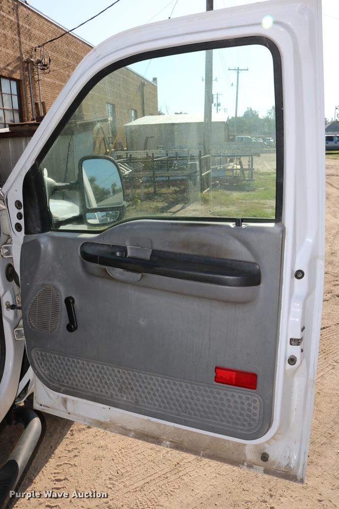 image for item DD0198 2006 Ford F350 Super Duty Crew Cab flatbed pickup truck