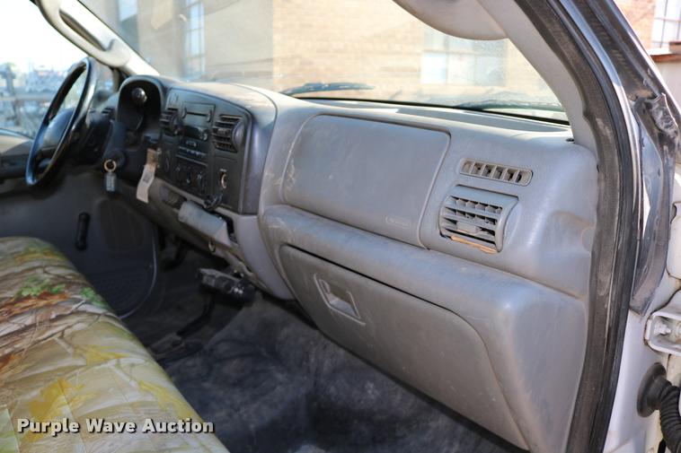 image for item DD0198 2006 Ford F350 Super Duty Crew Cab flatbed pickup truck