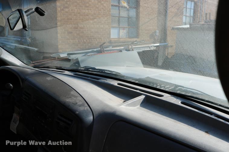 image for item DD0198 2006 Ford F350 Super Duty Crew Cab flatbed pickup truck