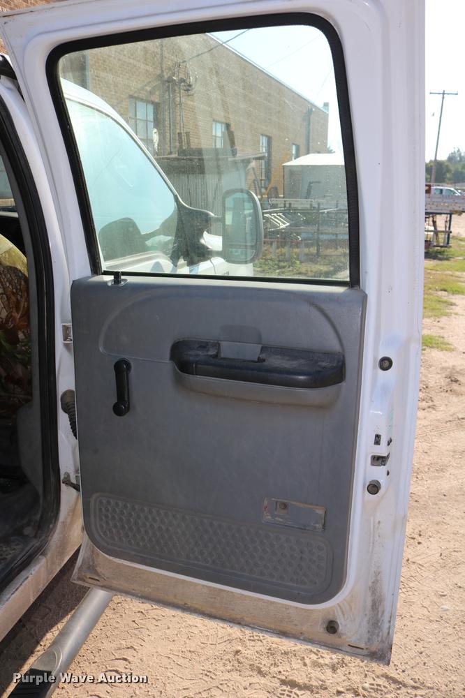 image for item DD0198 2006 Ford F350 Super Duty Crew Cab flatbed pickup truck