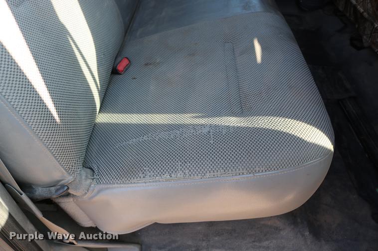 image for item DD0198 2006 Ford F350 Super Duty Crew Cab flatbed pickup truck