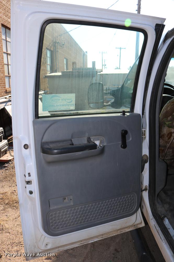 image for item DD0198 2006 Ford F350 Super Duty Crew Cab flatbed pickup truck