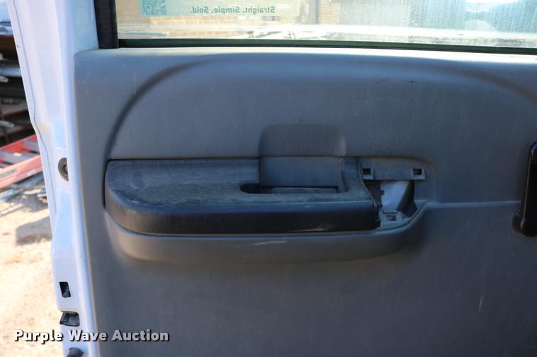 image for item DD0198 2006 Ford F350 Super Duty Crew Cab flatbed pickup truck