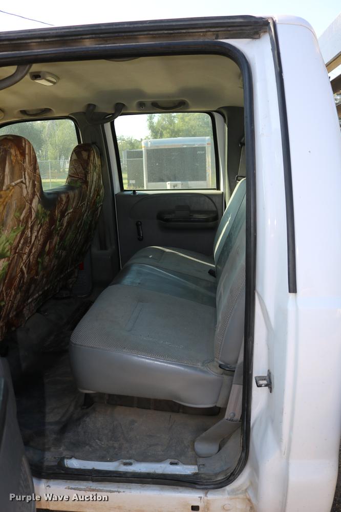 image for item DD0198 2006 Ford F350 Super Duty Crew Cab flatbed pickup truck