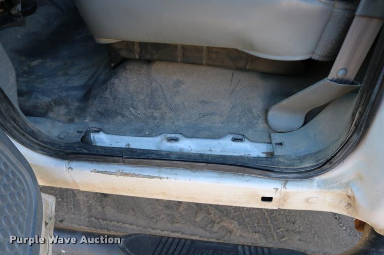 image for item DD0198 2006 Ford F350 Super Duty Crew Cab flatbed pickup truck