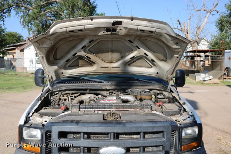 image for item DD0198 2006 Ford F350 Super Duty Crew Cab flatbed pickup truck