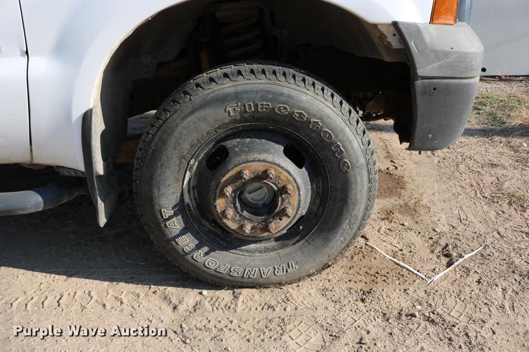 image for item DD0198 2006 Ford F350 Super Duty Crew Cab flatbed pickup truck