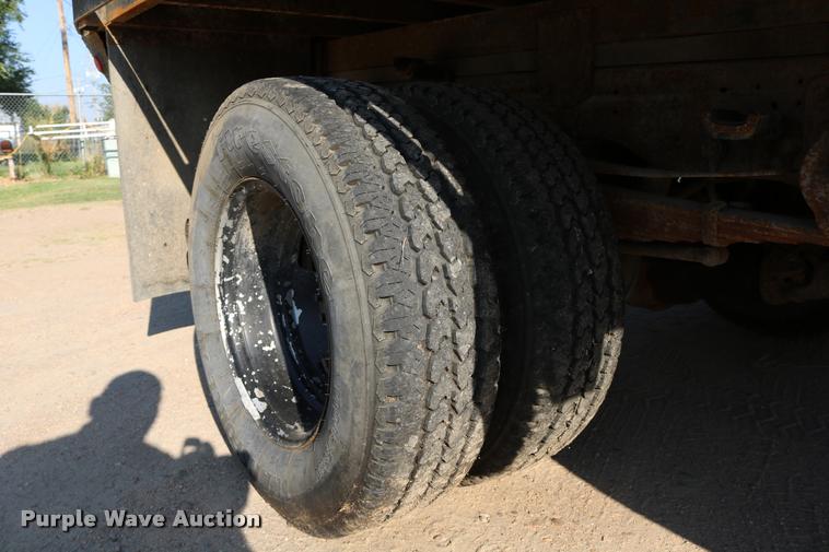 image for item DD0198 2006 Ford F350 Super Duty Crew Cab flatbed pickup truck