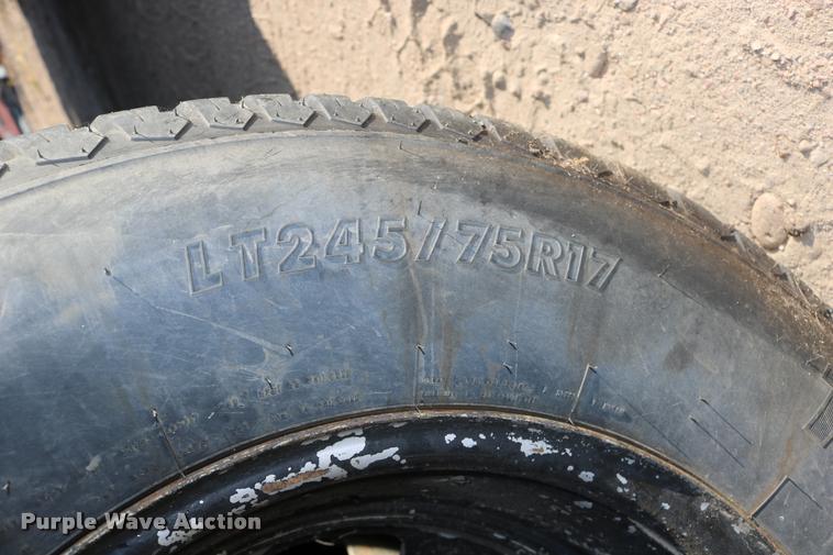 image for item DD0198 2006 Ford F350 Super Duty Crew Cab flatbed pickup truck