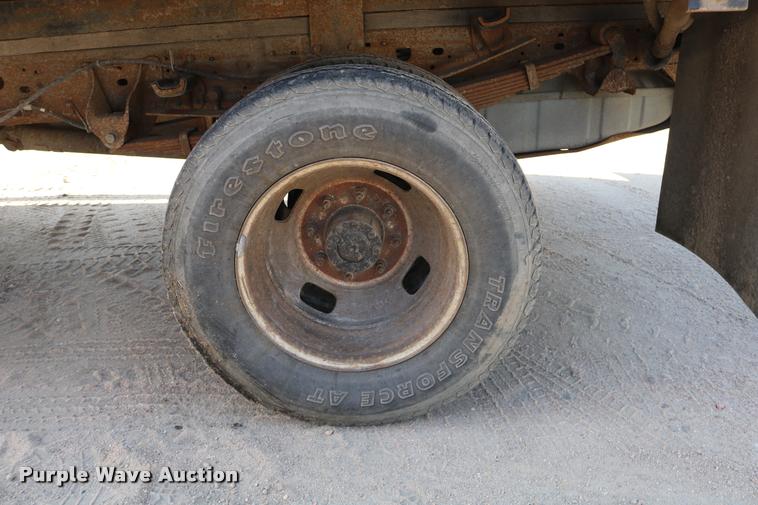 image for item DD0198 2006 Ford F350 Super Duty Crew Cab flatbed pickup truck