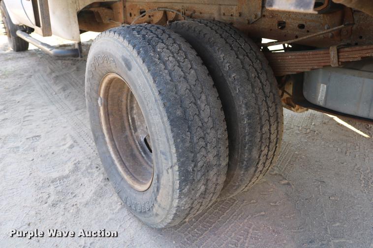 image for item DD0198 2006 Ford F350 Super Duty Crew Cab flatbed pickup truck