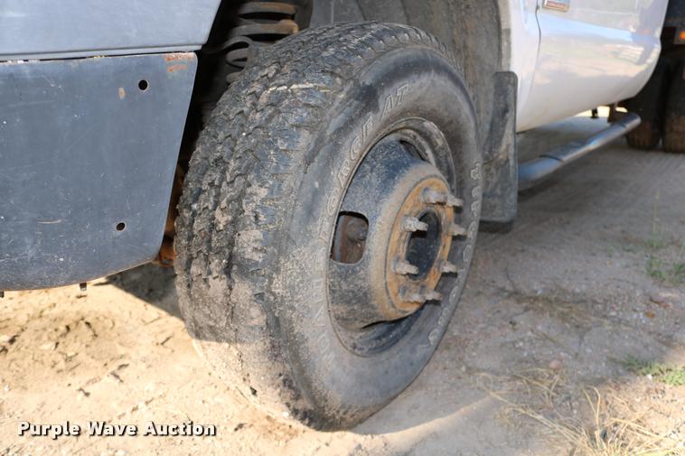 image for item DD0198 2006 Ford F350 Super Duty Crew Cab flatbed pickup truck