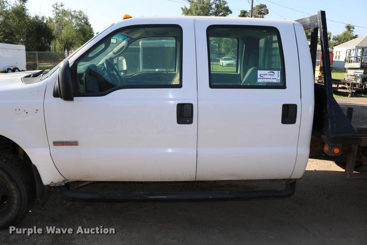 image for item DD0198 2006 Ford F350 Super Duty Crew Cab flatbed pickup truck