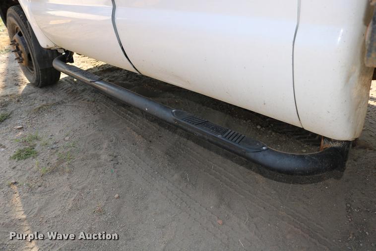 image for item DD0198 2006 Ford F350 Super Duty Crew Cab flatbed pickup truck