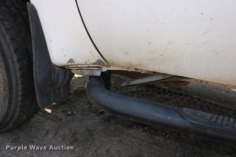 image for item DD0198 2006 Ford F350 Super Duty Crew Cab flatbed pickup truck