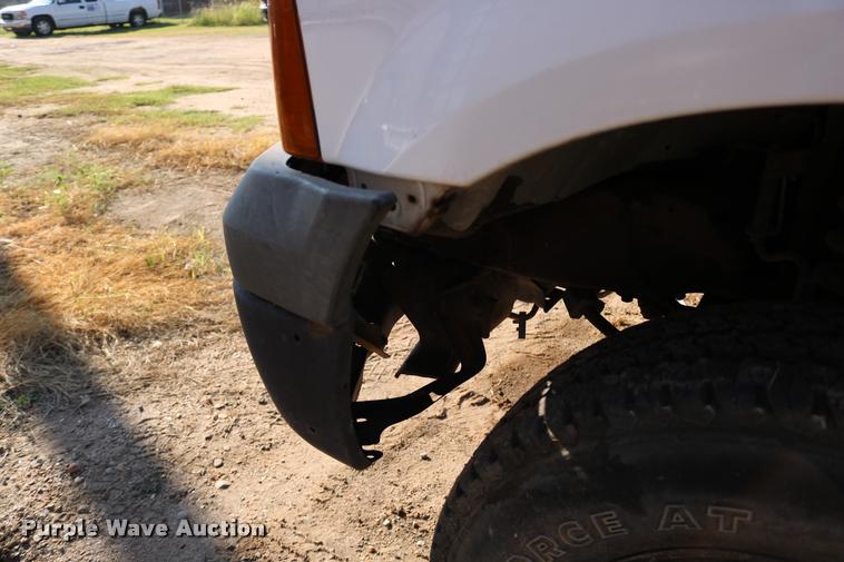 image for item DD0198 2006 Ford F350 Super Duty Crew Cab flatbed pickup truck