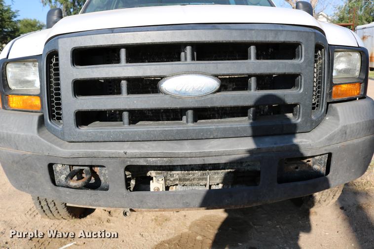 image for item DD0198 2006 Ford F350 Super Duty Crew Cab flatbed pickup truck
