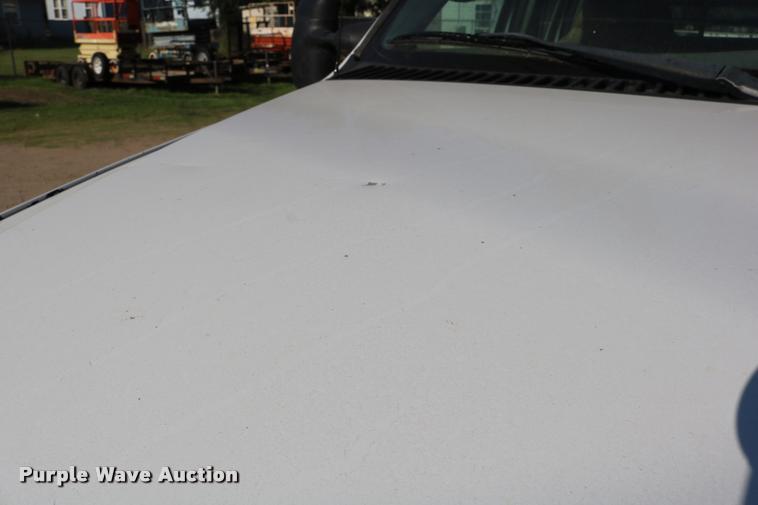 image for item DD0198 2006 Ford F350 Super Duty Crew Cab flatbed pickup truck