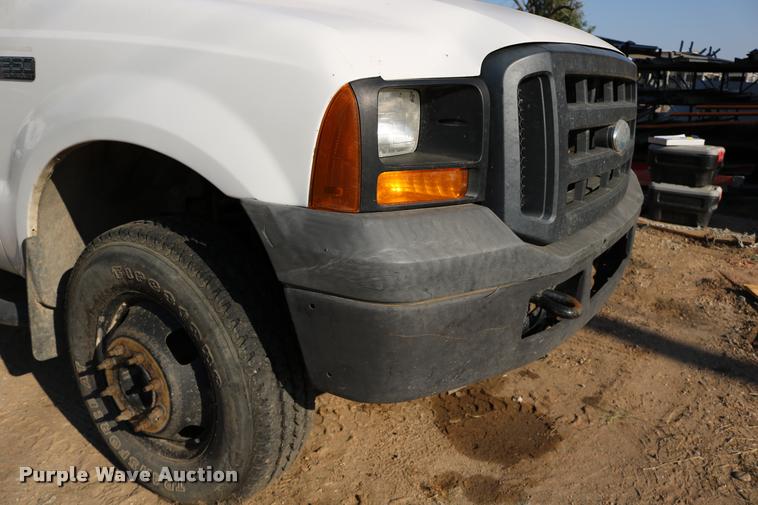 image for item DD0198 2006 Ford F350 Super Duty Crew Cab flatbed pickup truck