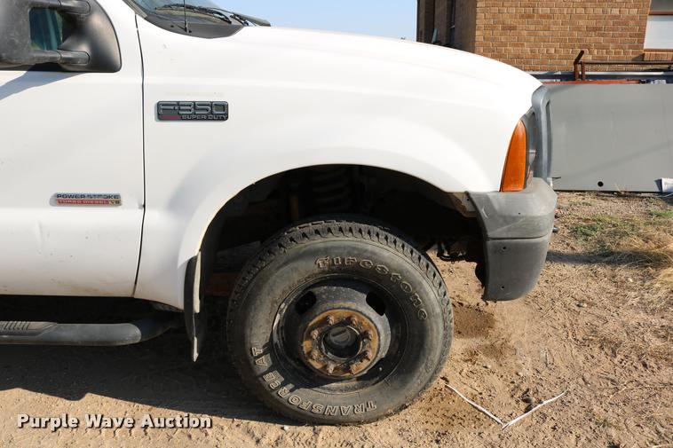 image for item DD0198 2006 Ford F350 Super Duty Crew Cab flatbed pickup truck