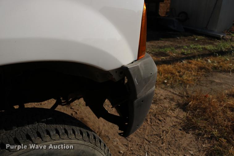 image for item DD0198 2006 Ford F350 Super Duty Crew Cab flatbed pickup truck