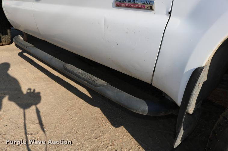 image for item DD0198 2006 Ford F350 Super Duty Crew Cab flatbed pickup truck