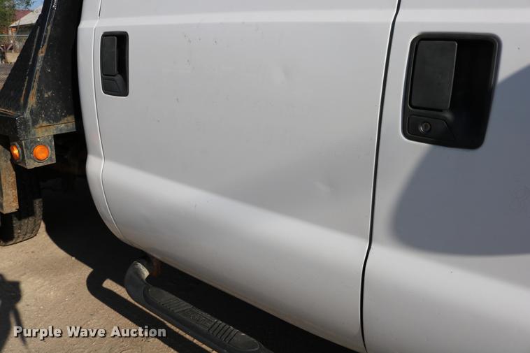 image for item DD0198 2006 Ford F350 Super Duty Crew Cab flatbed pickup truck