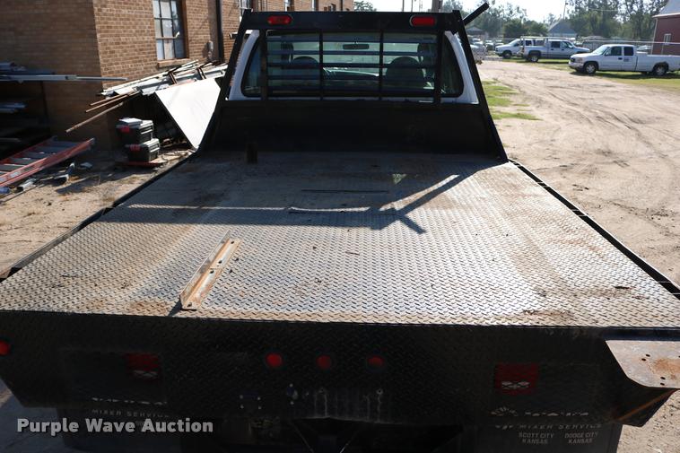 image for item DD0198 2006 Ford F350 Super Duty Crew Cab flatbed pickup truck