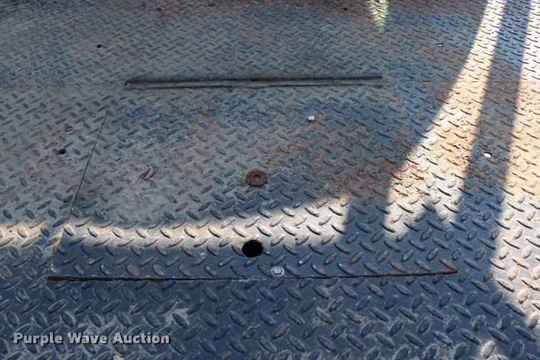 image for item DD0198 2006 Ford F350 Super Duty Crew Cab flatbed pickup truck