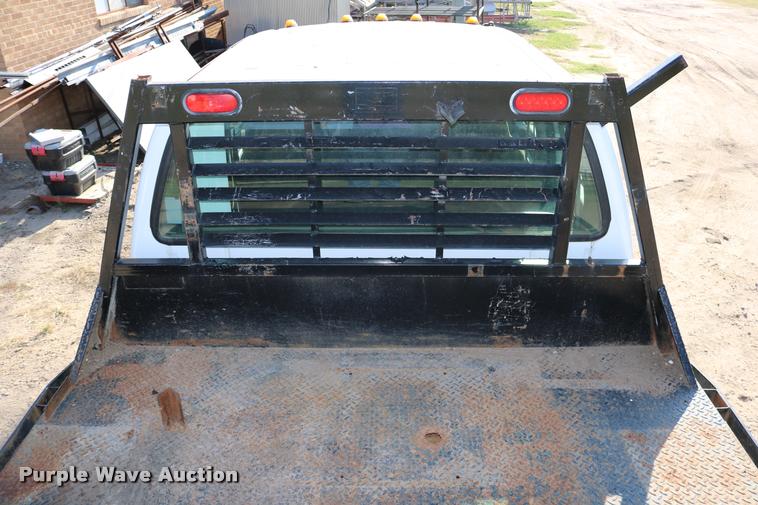 image for item DD0198 2006 Ford F350 Super Duty Crew Cab flatbed pickup truck
