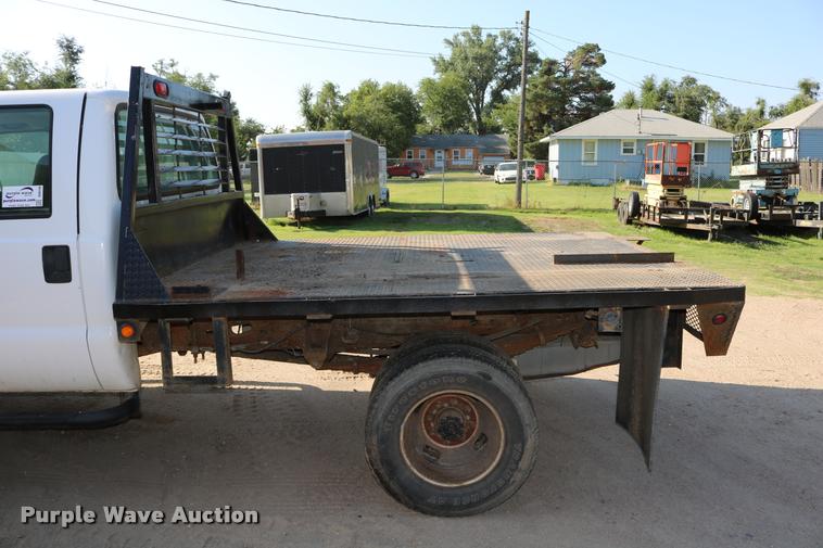 image for item DD0198 2006 Ford F350 Super Duty Crew Cab flatbed pickup truck