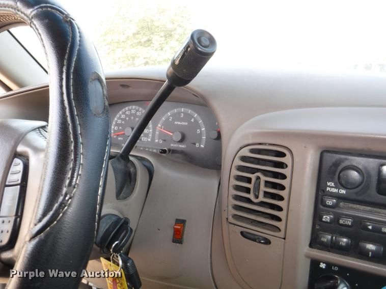 image for item DD0856 2002 Ford F150 XLT SuperCab pickup truck