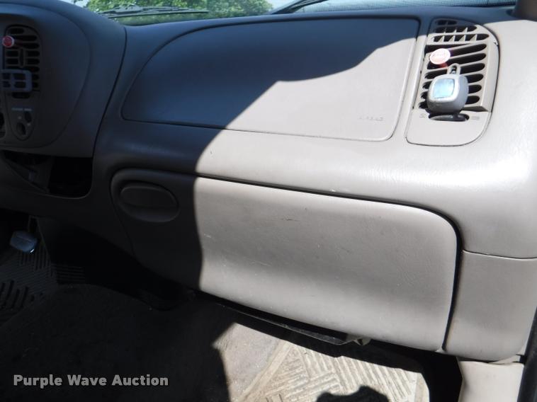 image for item DD0856 2002 Ford F150 XLT SuperCab pickup truck