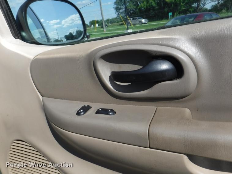 image for item DD0856 2002 Ford F150 XLT SuperCab pickup truck