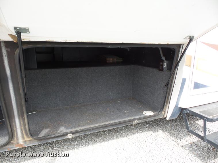 image for item DD1516 2005 National Dolphin RV