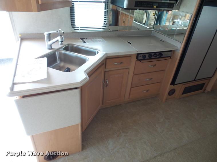 image for item DD1516 2005 National Dolphin RV