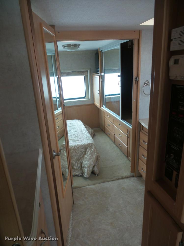 image for item DD1516 2005 National Dolphin RV