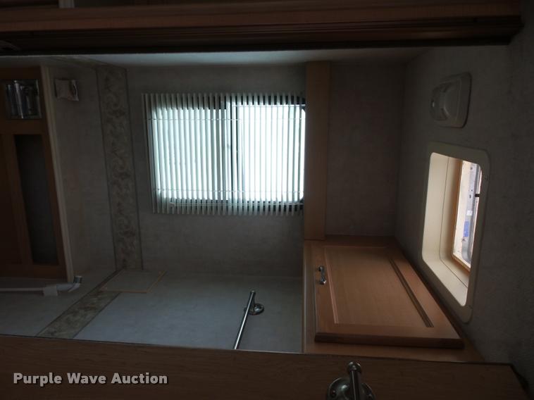 image for item DD1516 2005 National Dolphin RV