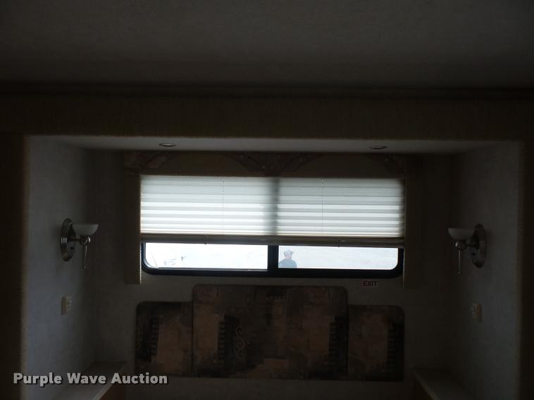 image for item DD1516 2005 National Dolphin RV