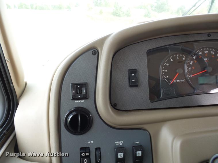 image for item DD1516 2005 National Dolphin RV