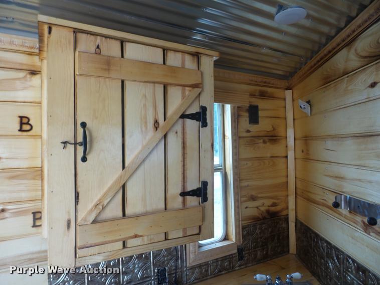 image for item DD1517 2001 Exiss horse trailer