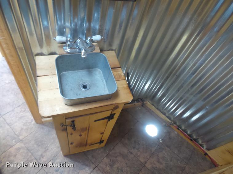 image for item DD1517 2001 Exiss horse trailer